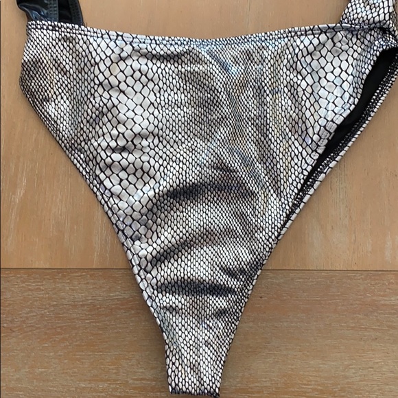 Silver snake skin/ black leather monokini - Picture 8 of 10
